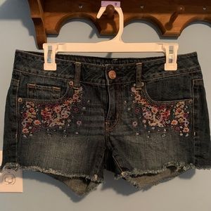 AEO Jean shorts w/ floral detail